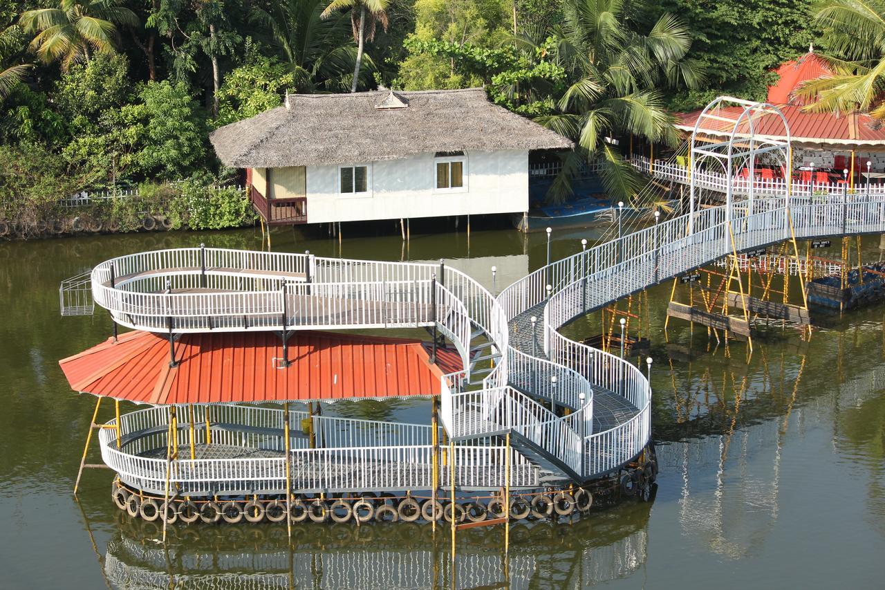 Mango Meadows Hotel กัตตะยัม ภายนอก รูปภาพ